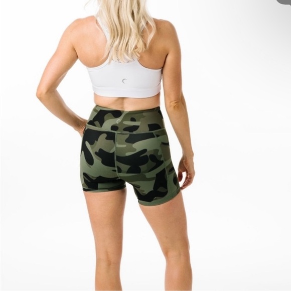 Zyia Green Camo Light n Tight Hustle Pocket Shorts - Picture 5 of 9